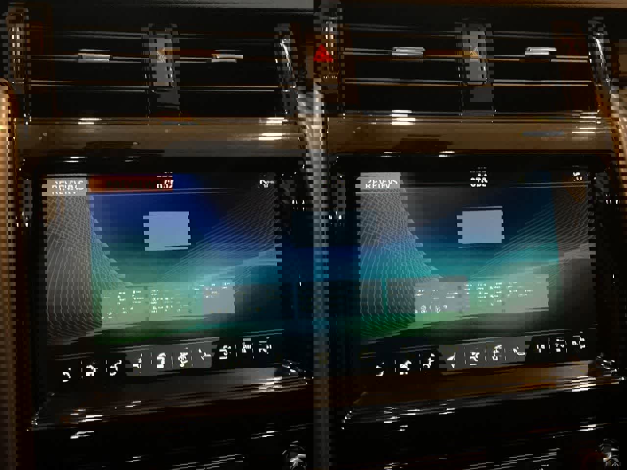 Used 2020 Land Rover Discovery HSE image 16