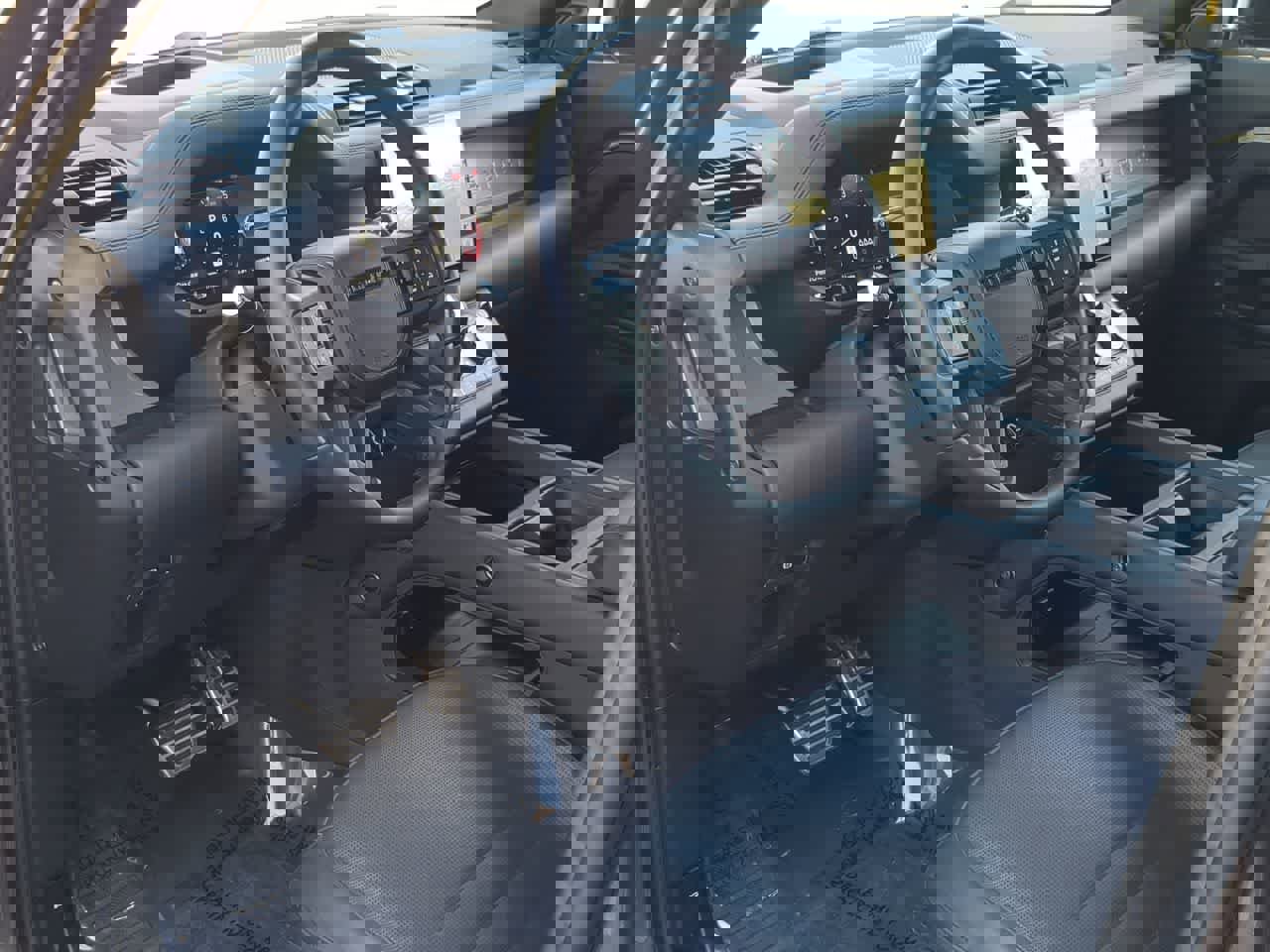 Used 2025 Land Rover Defender 110 image 10