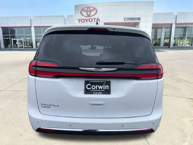Used 2024 Chrysler Pacifica Touring-L FWD image 4