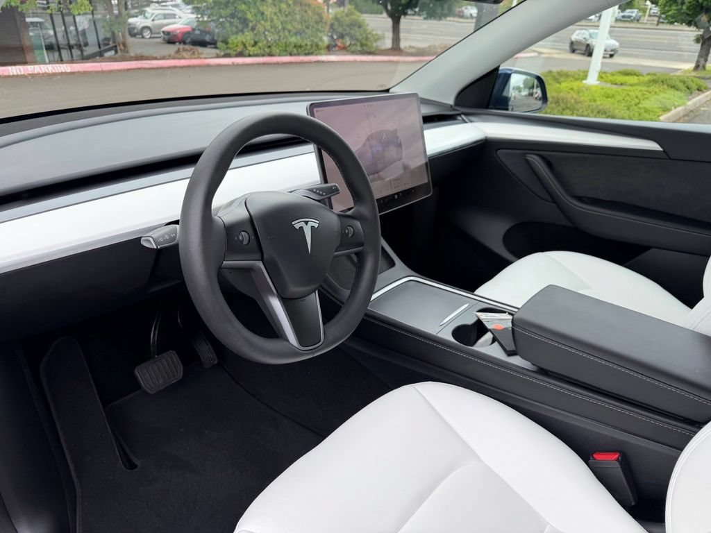 Used 2025 Tesla Model Y Long Range AWD/4WD image 16