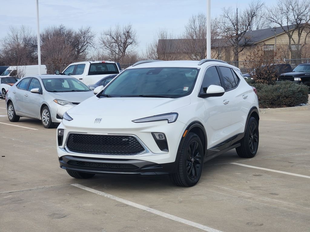 Used 2024 Buick Encore GX Sport Touring image 3