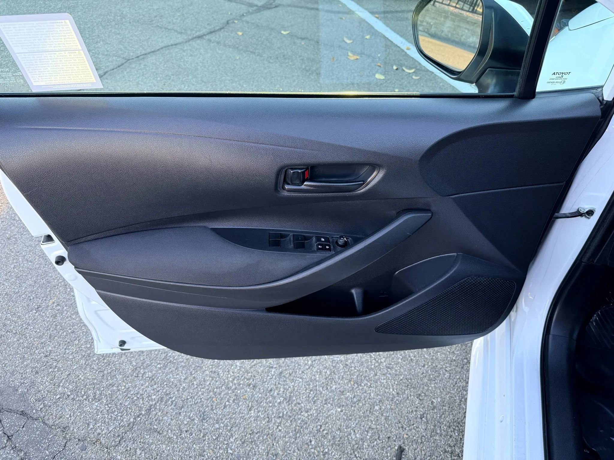 Used 2022 Toyota Corolla LE image 9