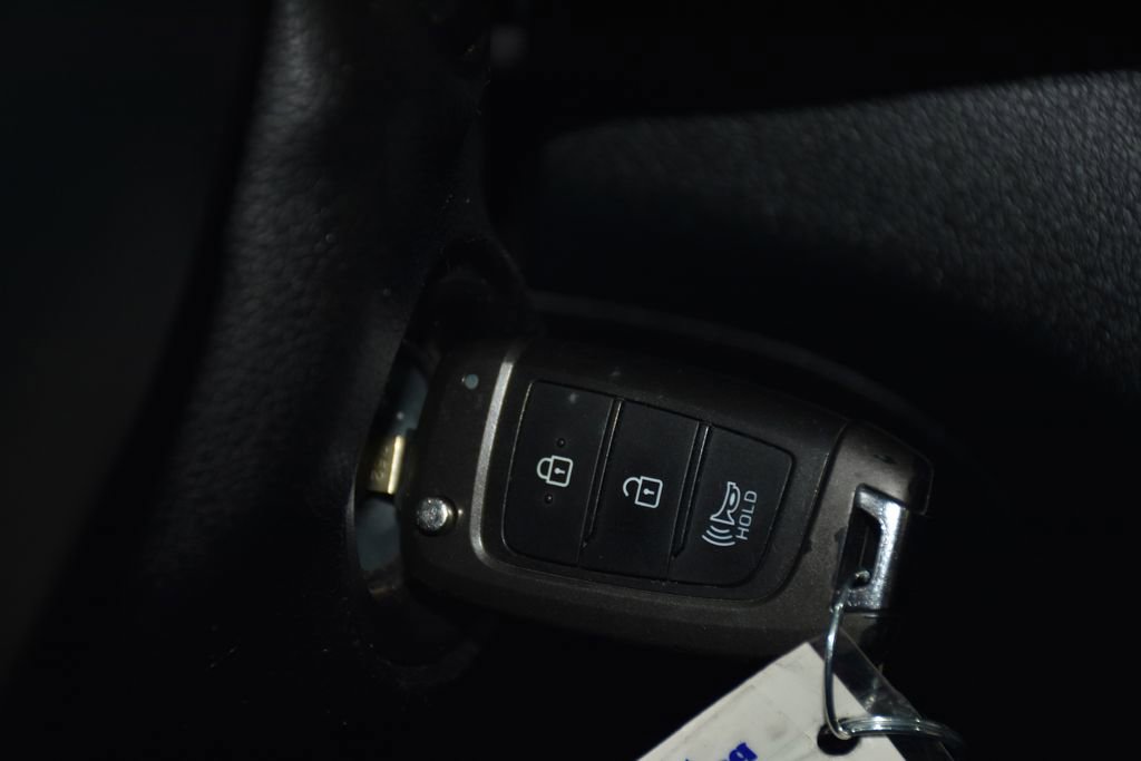 Used 2020 Hyundai Santa Fe SE image 14