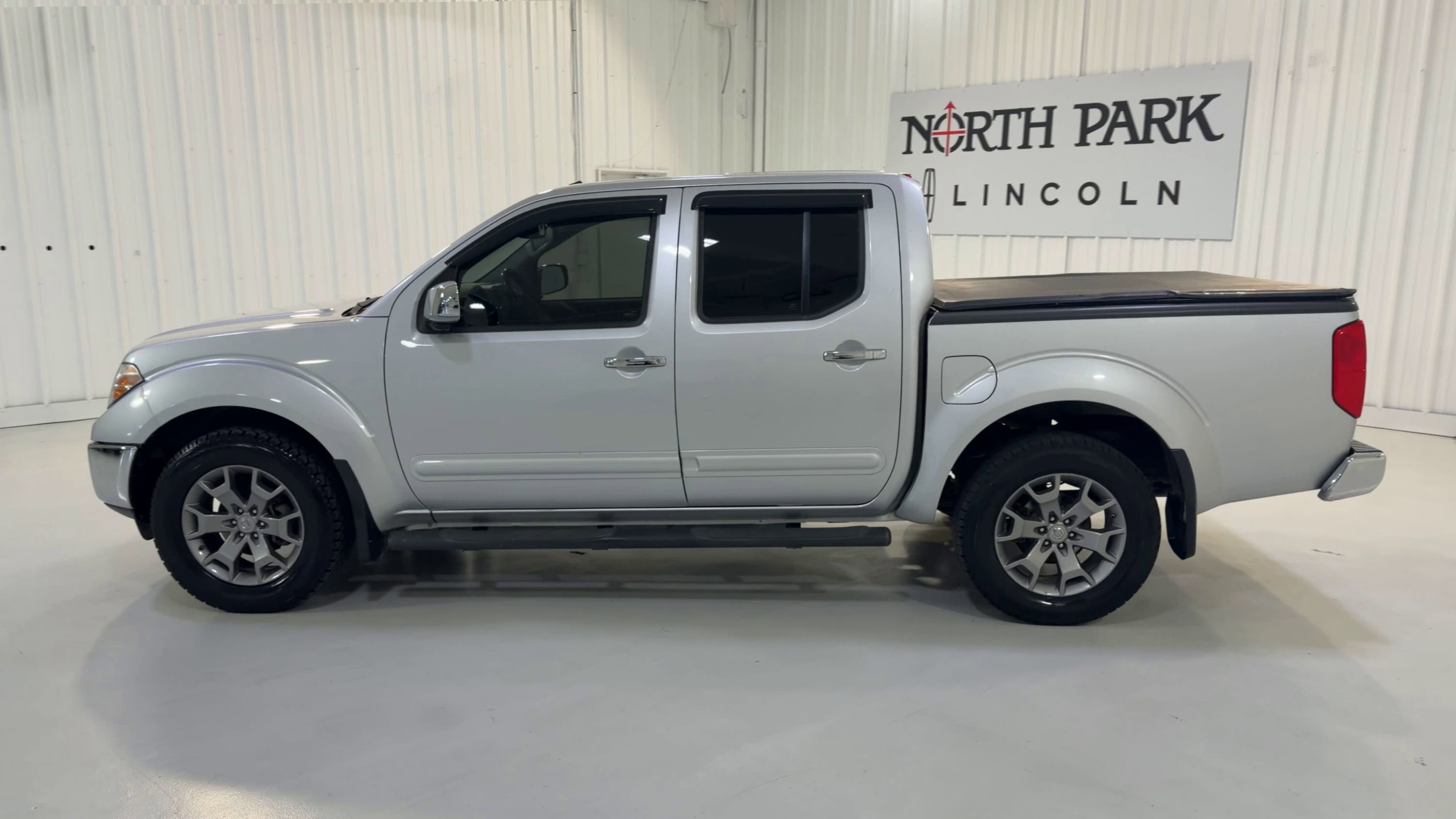 Used 2019 Nissan Frontier SL AWD/4WD image 6