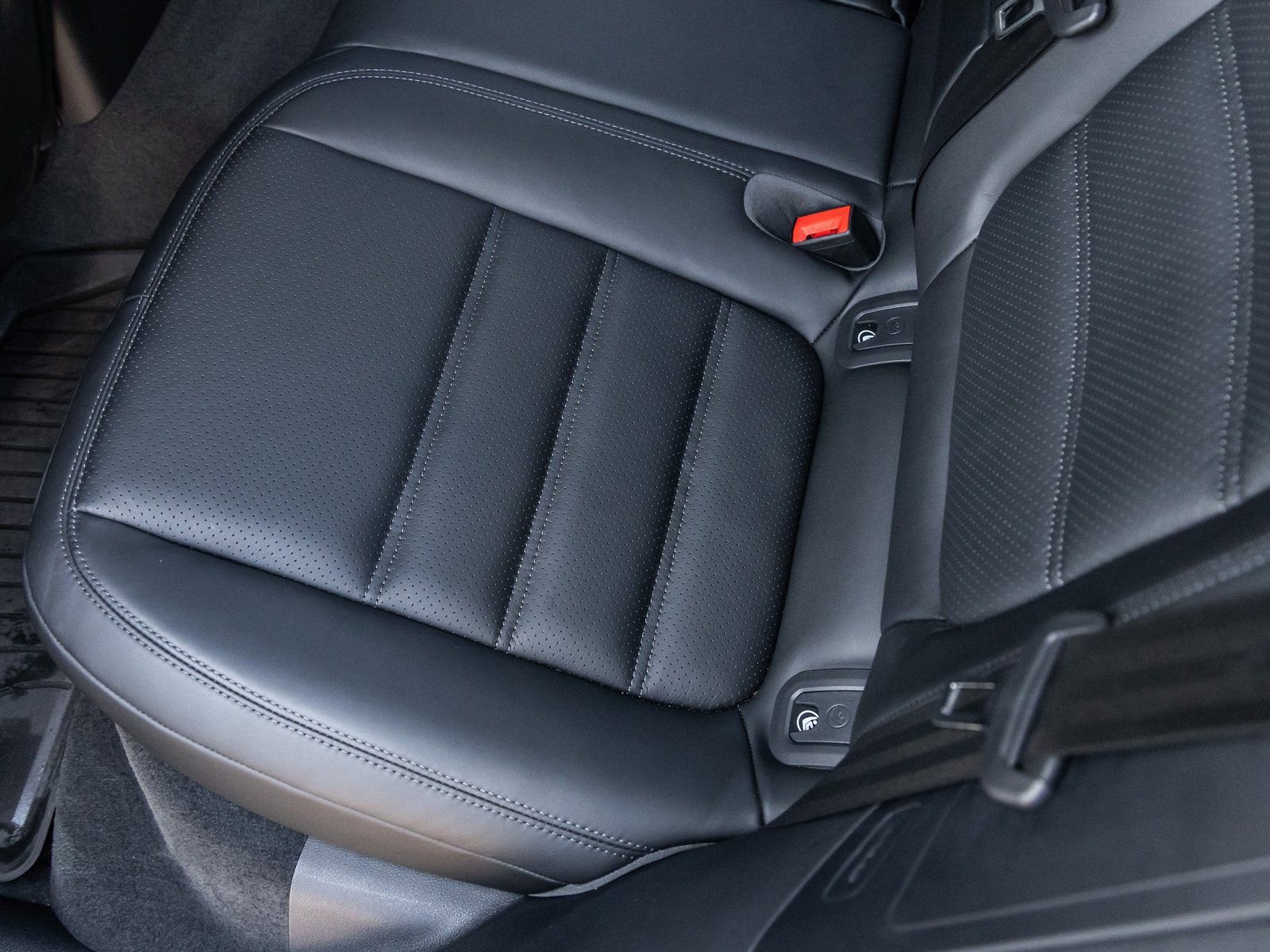 Certified 2025 Porsche Macan image 34