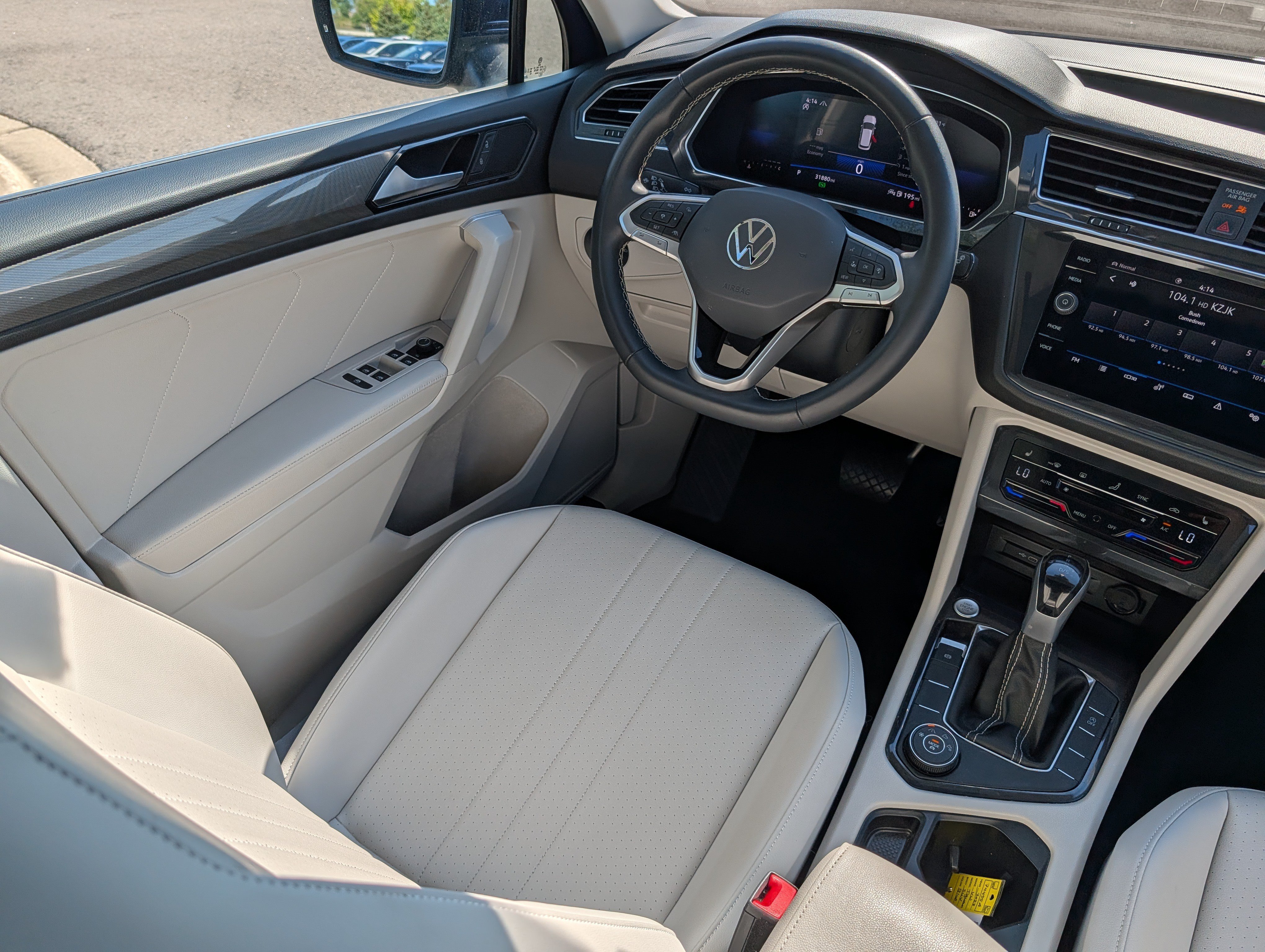 Used 2023 Volkswagen Tiguan SE w/ Panoramic Sunroof Package AWD/4WD image 9