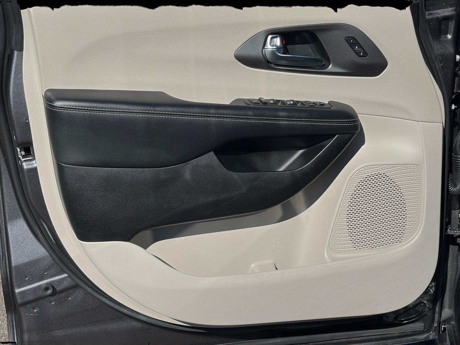 Used 2023 Chrysler Pacifica Touring-L FWD image 13