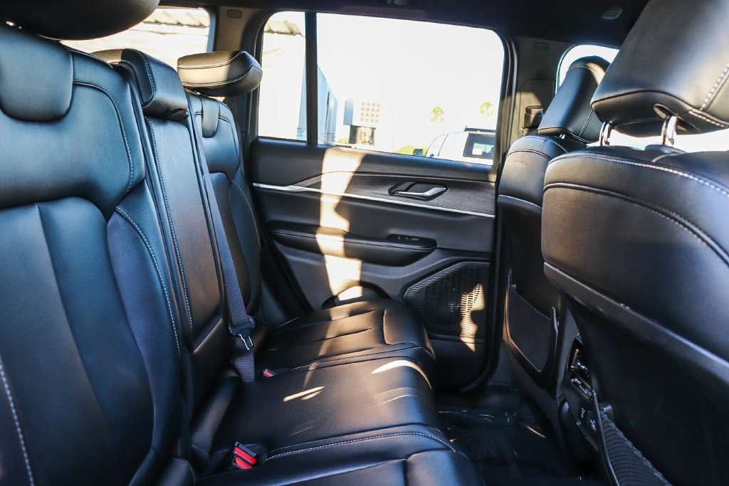 Used 2024 Jeep Grand Cherokee Limited RWD image 18