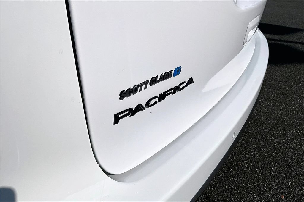 Used 2024 Chrysler Pacifica Touring-L FWD image 25