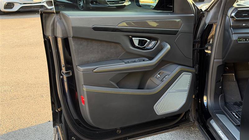 Used 2021 Lamborghini Urus AWD/4WD image 31