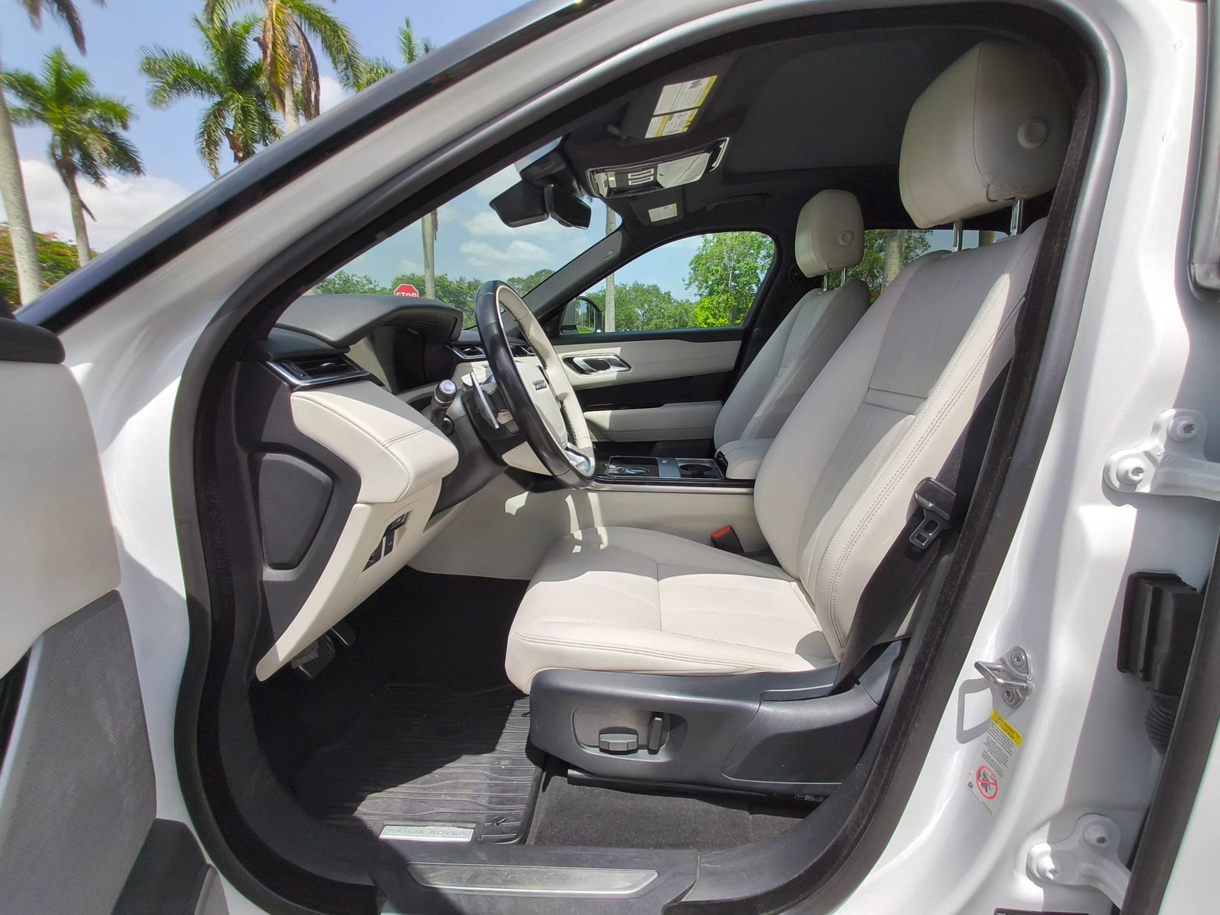 Used 2019 Land Rover Range Rover Velar R-Dynamic SE image 11