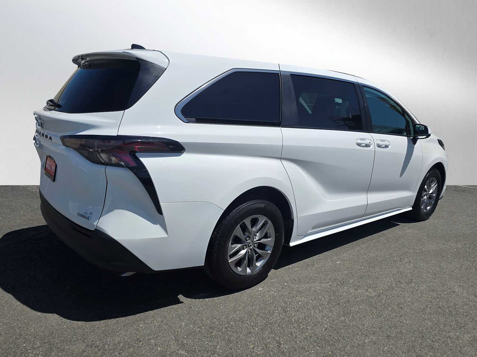 Used 2024 Toyota Sienna LE FWD image 3