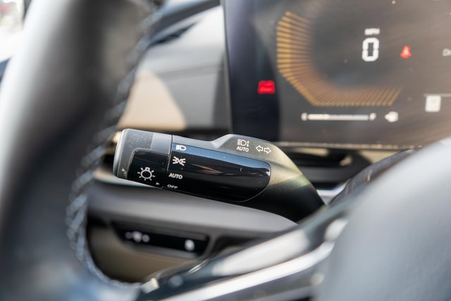 Used 2025 Kia Carnival EX image 31