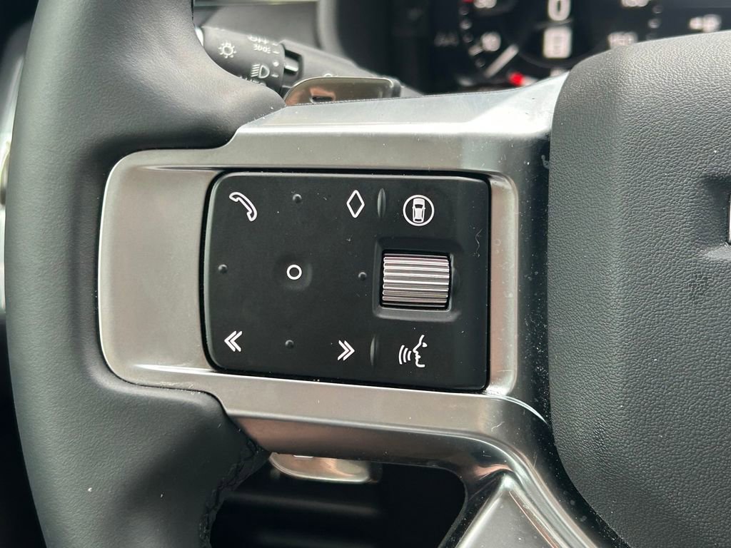 Used 2024 Land Rover Discovery S image 42