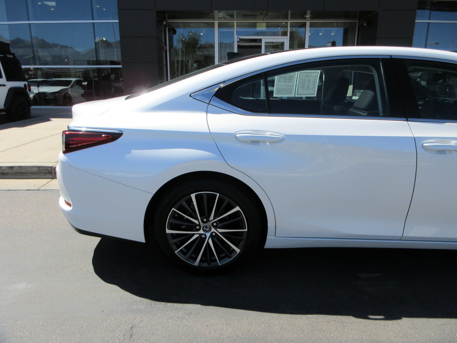 Used 2025 Lexus ES 350 w/ Premium Package FWD image 10