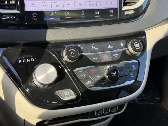 Used 2023 Chrysler Pacifica Touring-L image 26