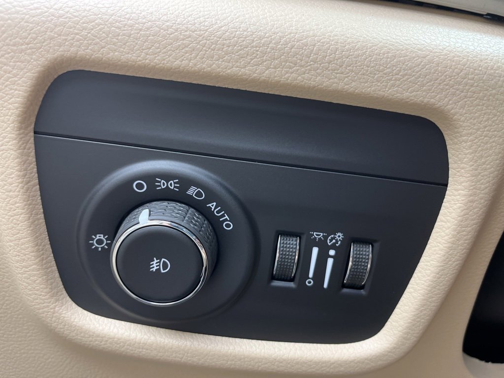 New 2025 Jeep Grand Cherokee Limited w/ Luxury Tech Group II image 13