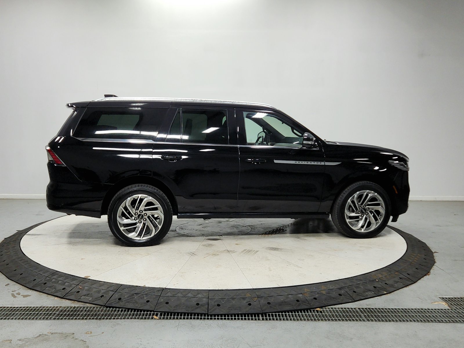 Used 2025 Lincoln Navigator Reserve AWD/4WD image 9