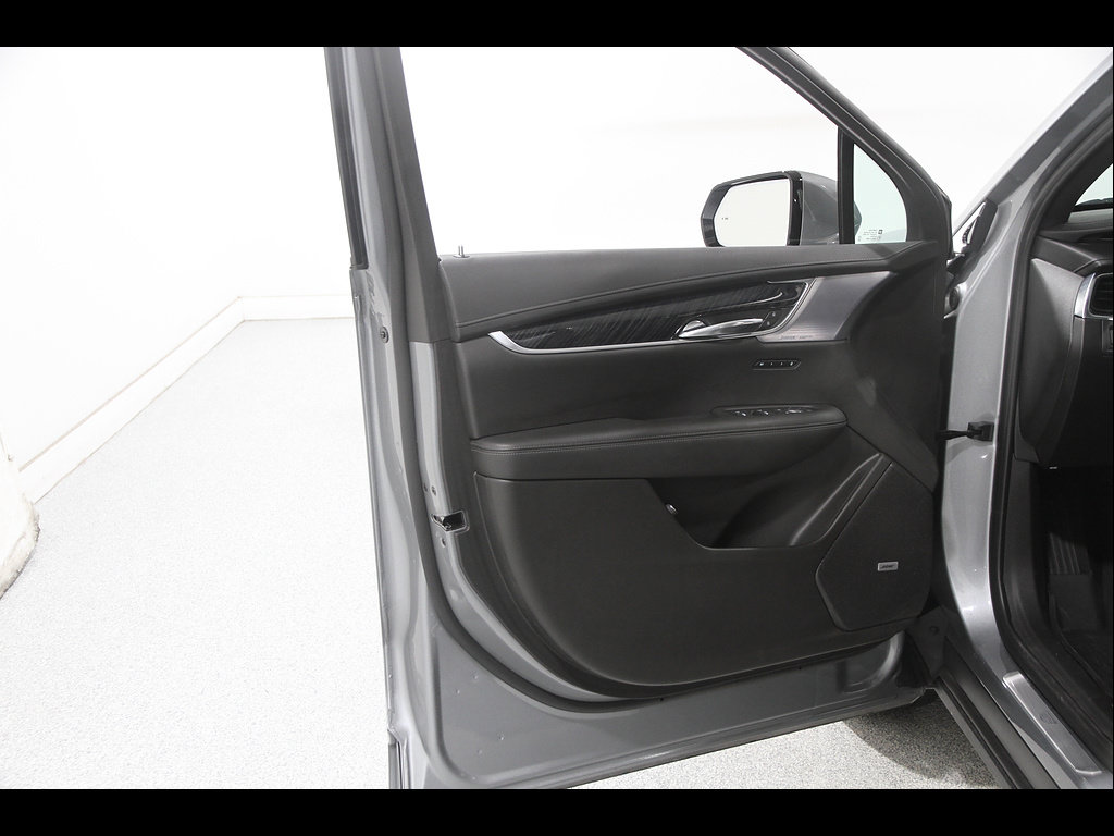 Certified 2025 Cadillac XT6 Premium Luxury w/ LPO, Floor Liner Package AWD/4WD image 4