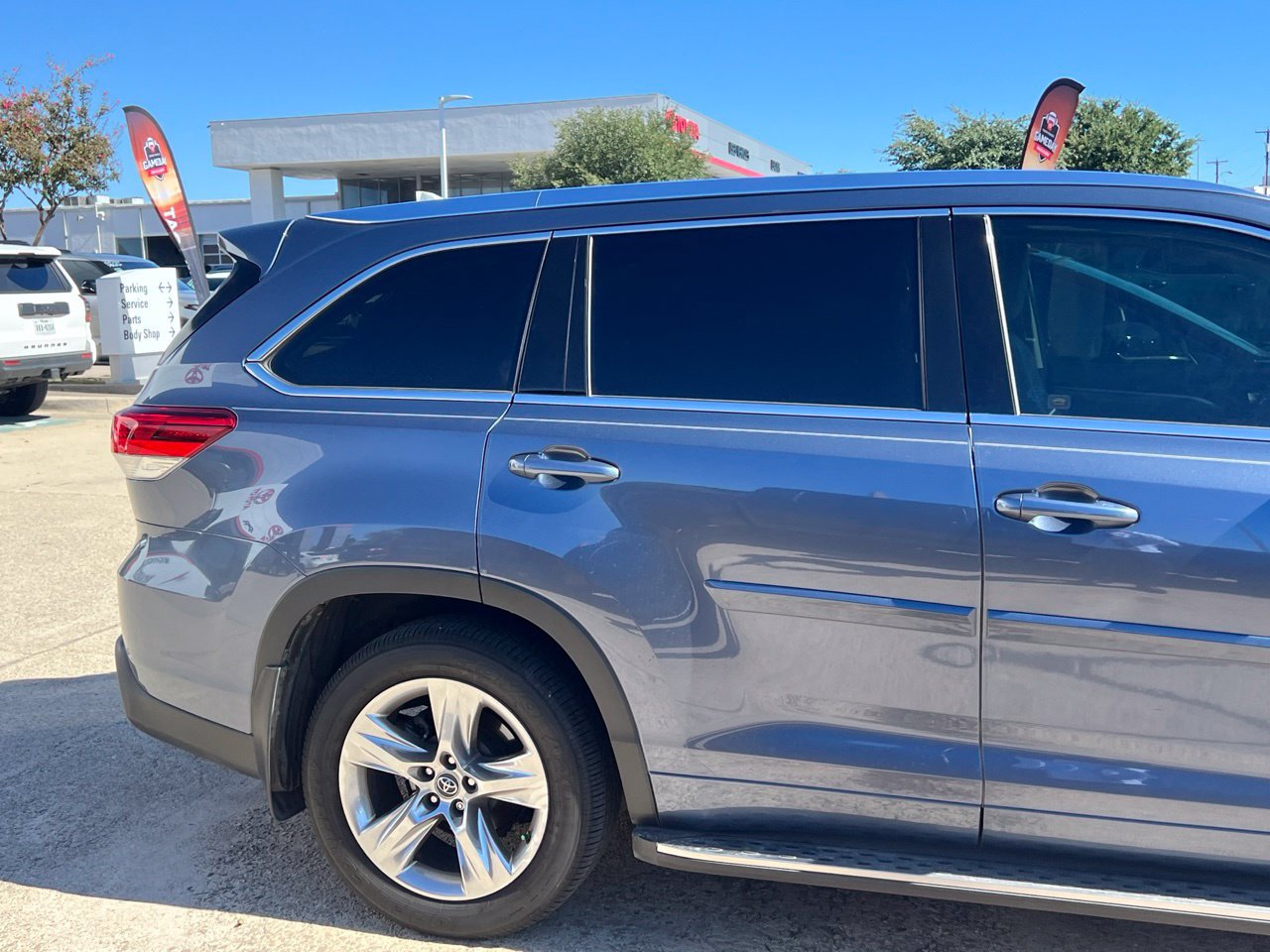 Used 2019 Toyota Highlander Limited FWD image 4