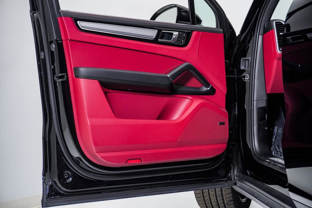 Certified 2023 Porsche Cayenne Platinum Edition image 25