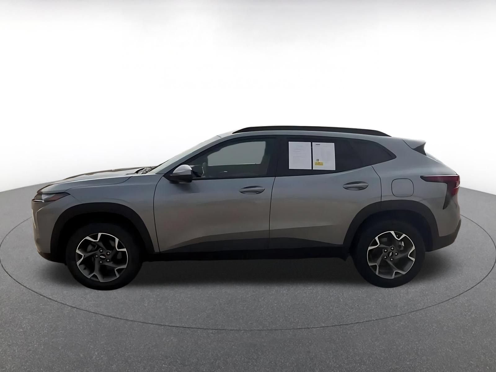 Used 2025 Chevrolet Trax LT FWD image 9