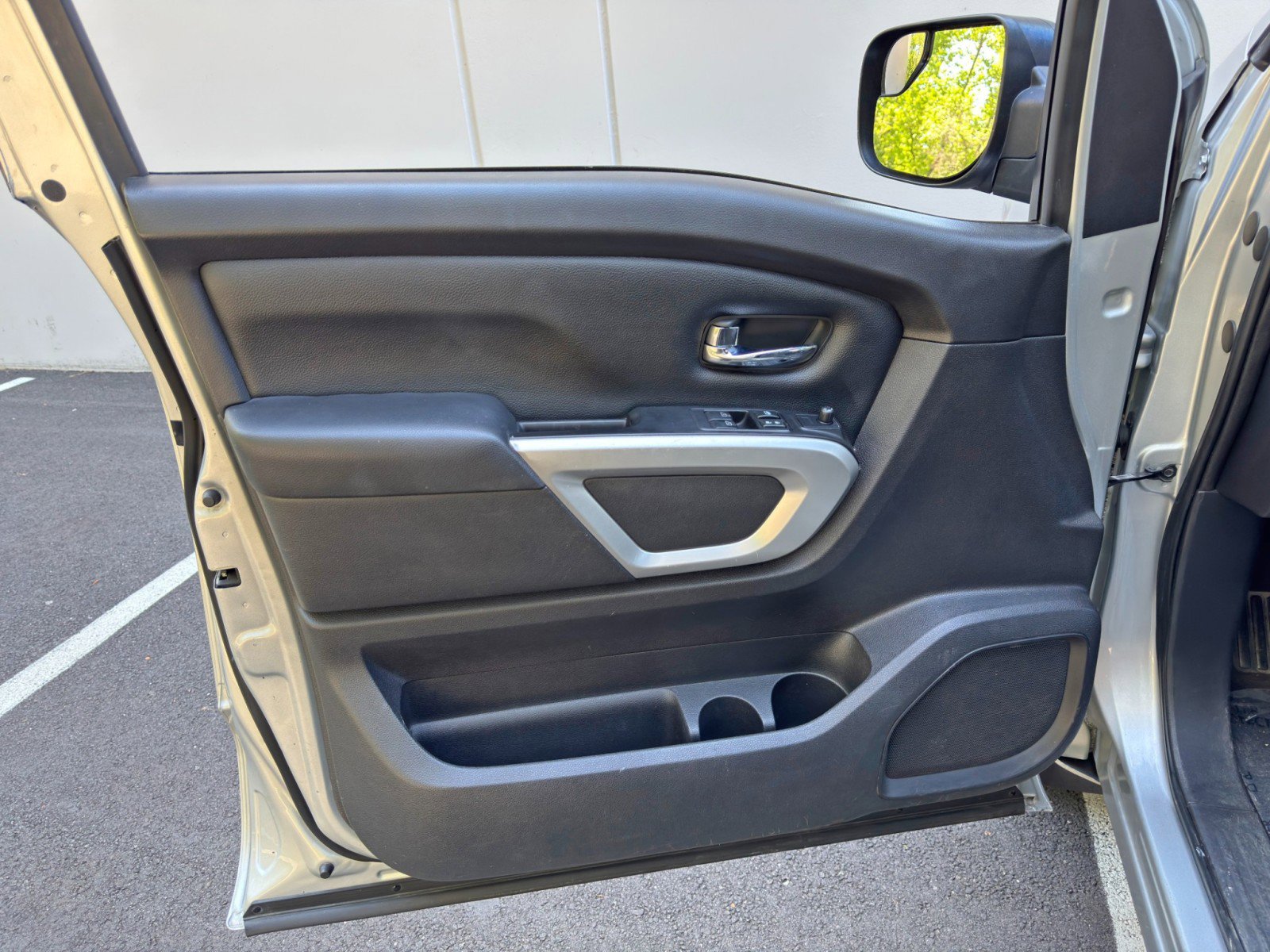 Used 2018 Nissan Titan SV w/ SV Convenience Package image 30