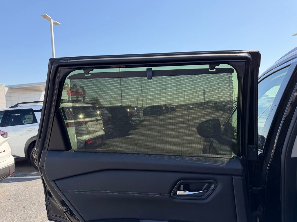 Used 2025 Nissan Rogue SL w/ Tech Package image 17