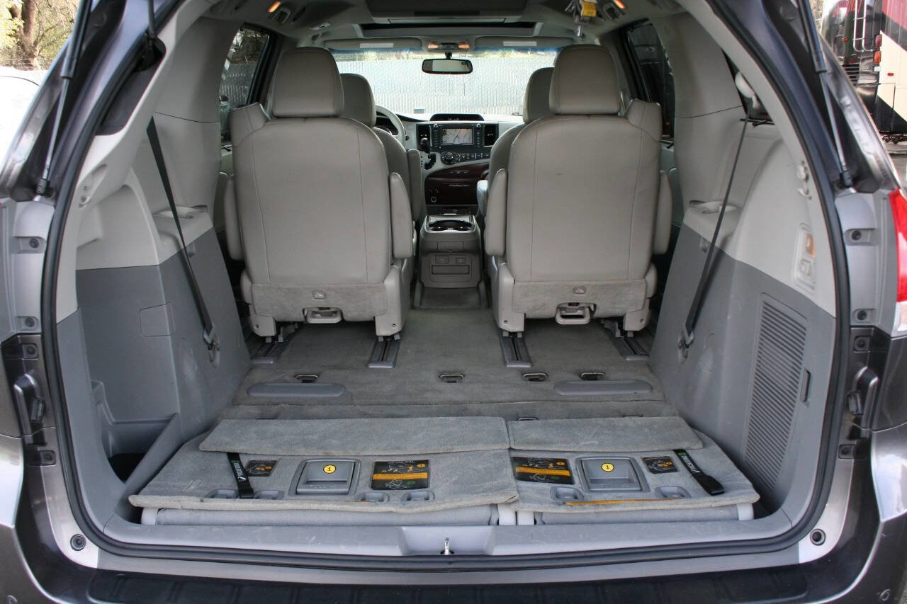 Used 2014 Toyota Sienna XLE image 29