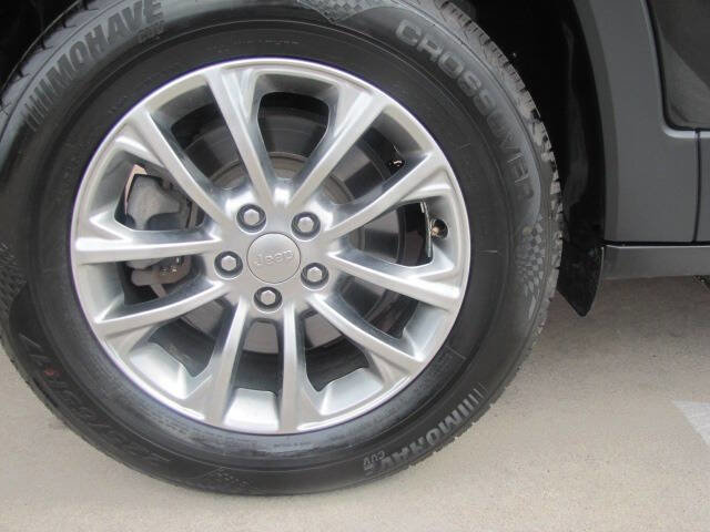 Used 2019 Jeep Cherokee Latitude Plus image 18