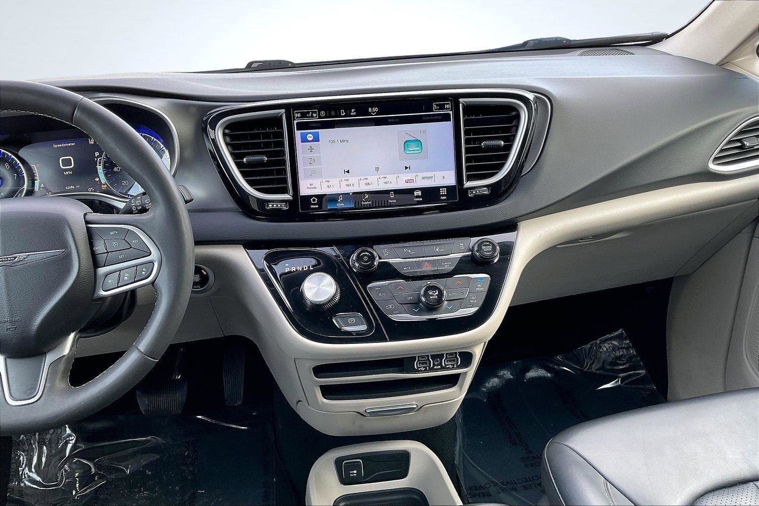 Used 2023 Chrysler Pacifica Touring-L image 7