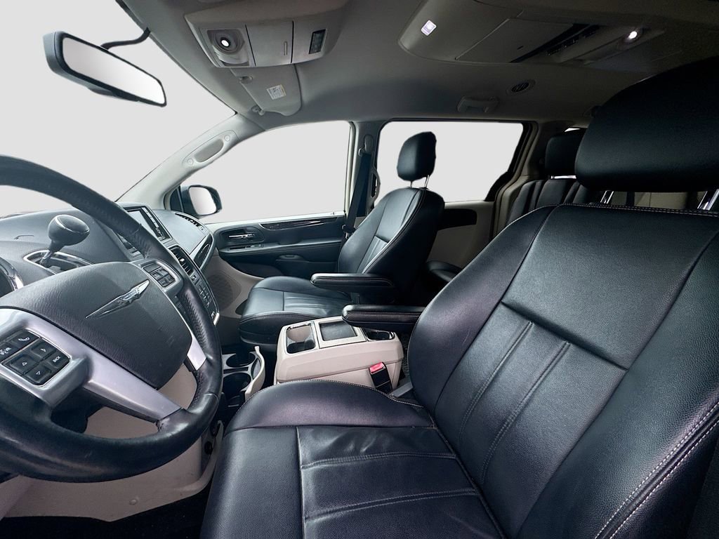 Used 2014 Chrysler Town & Country Touring FWD image 15