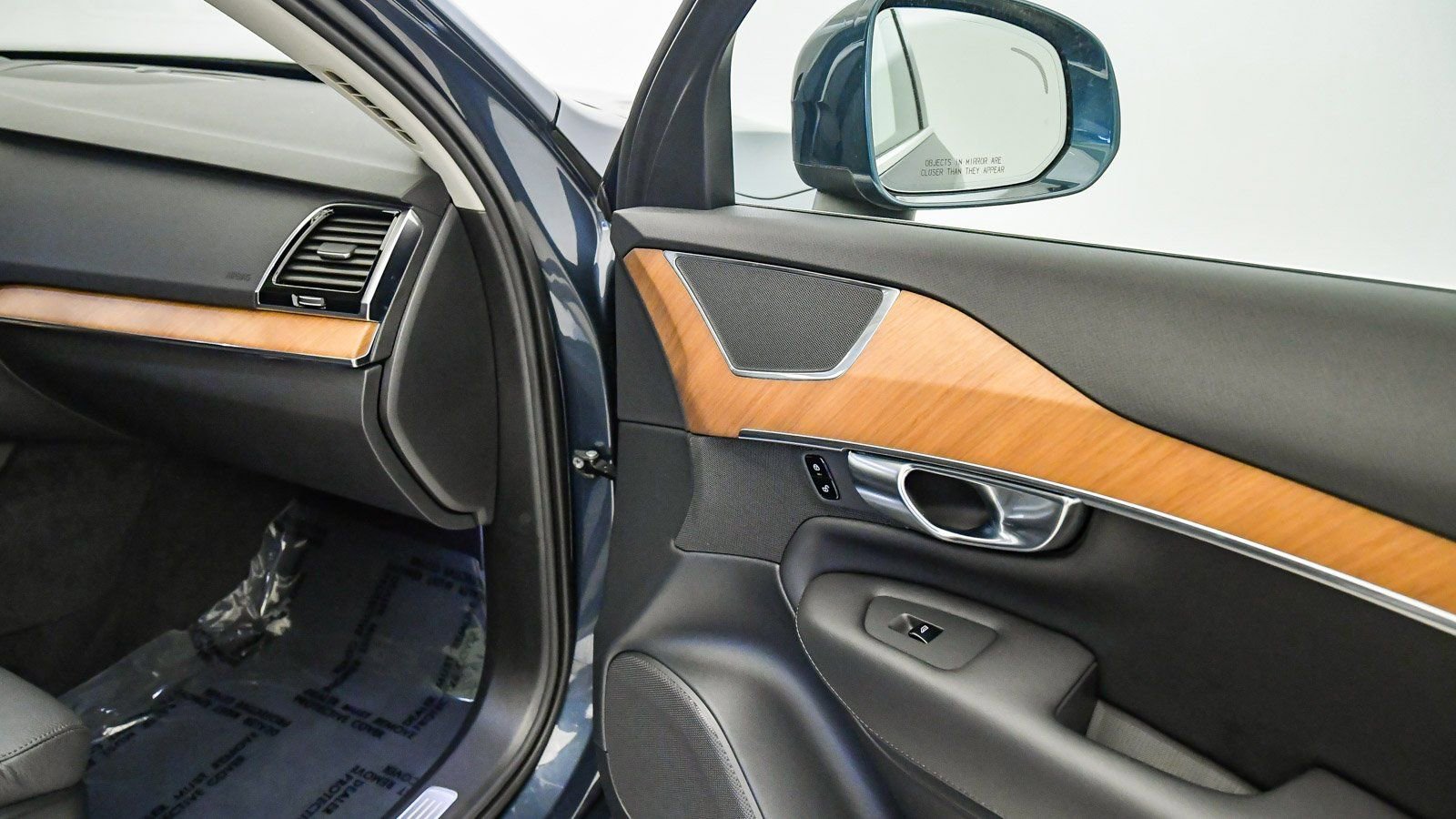 Certified 2025 Volvo XC90 B6 Ultra image 17