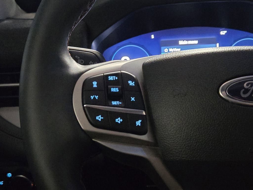 Used 2025 Ford Explorer Active AWD/4WD image 16