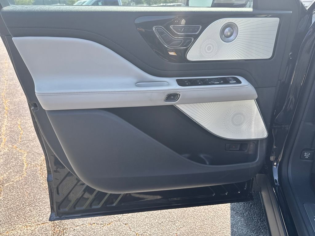 Used 2025 Lincoln Aviator Reserve w/ Equipment Group 201A AWD/4WD image 12