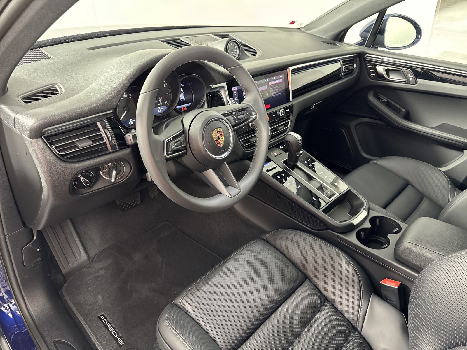 Used 2025 Porsche Macan image 42