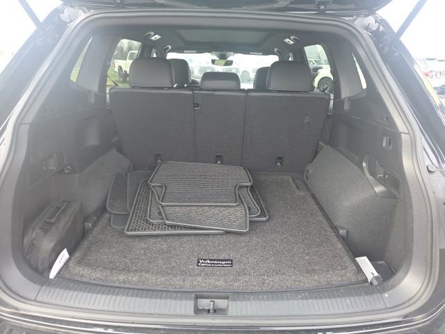 Used 2023 Volkswagen Tiguan SE R-Line image 11