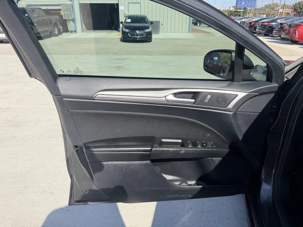 Used 2020 Ford Fusion SE FWD image 12