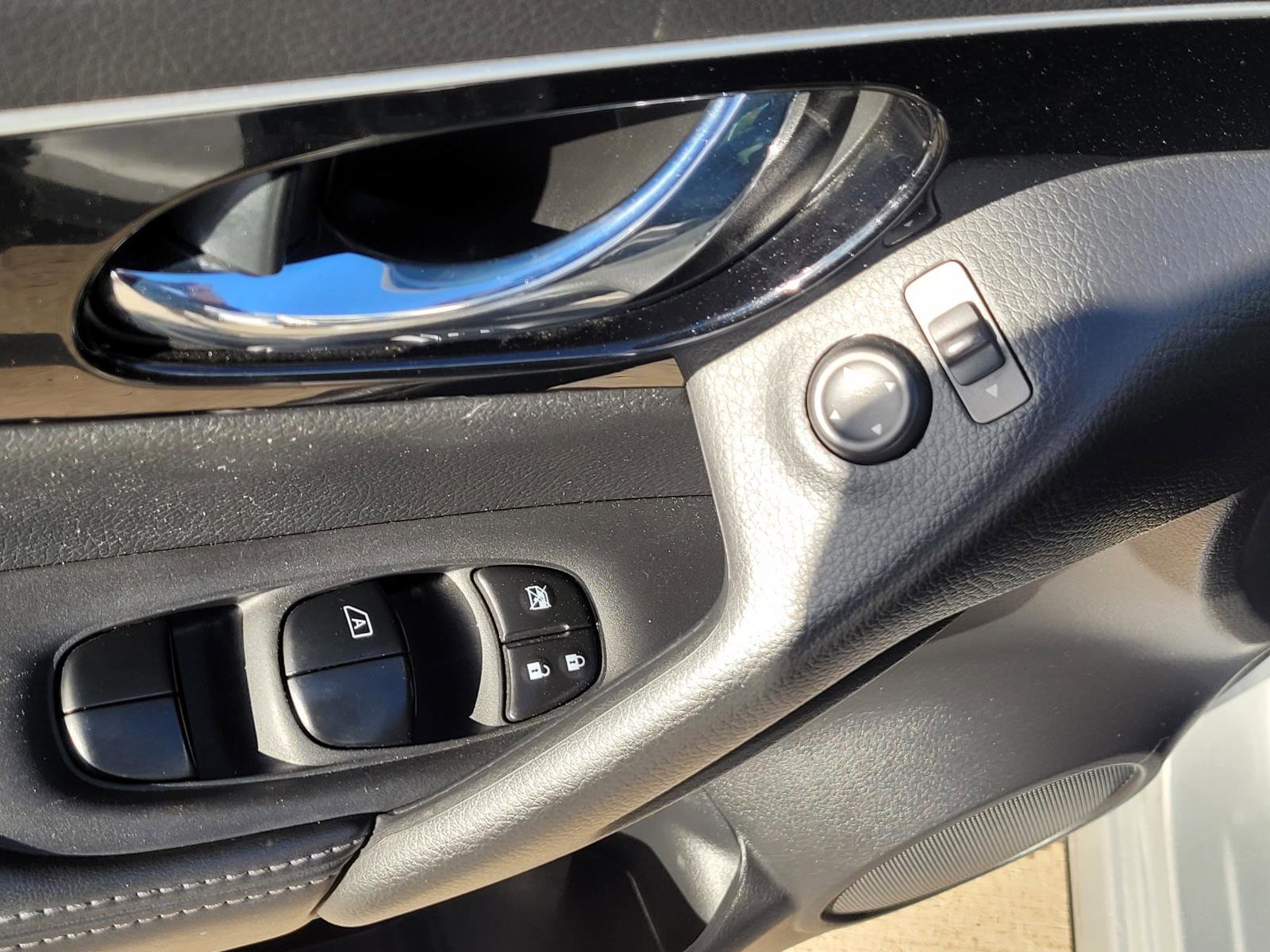 Used 2017 Nissan Rogue Sport SL w/ SL Premium Package image 25