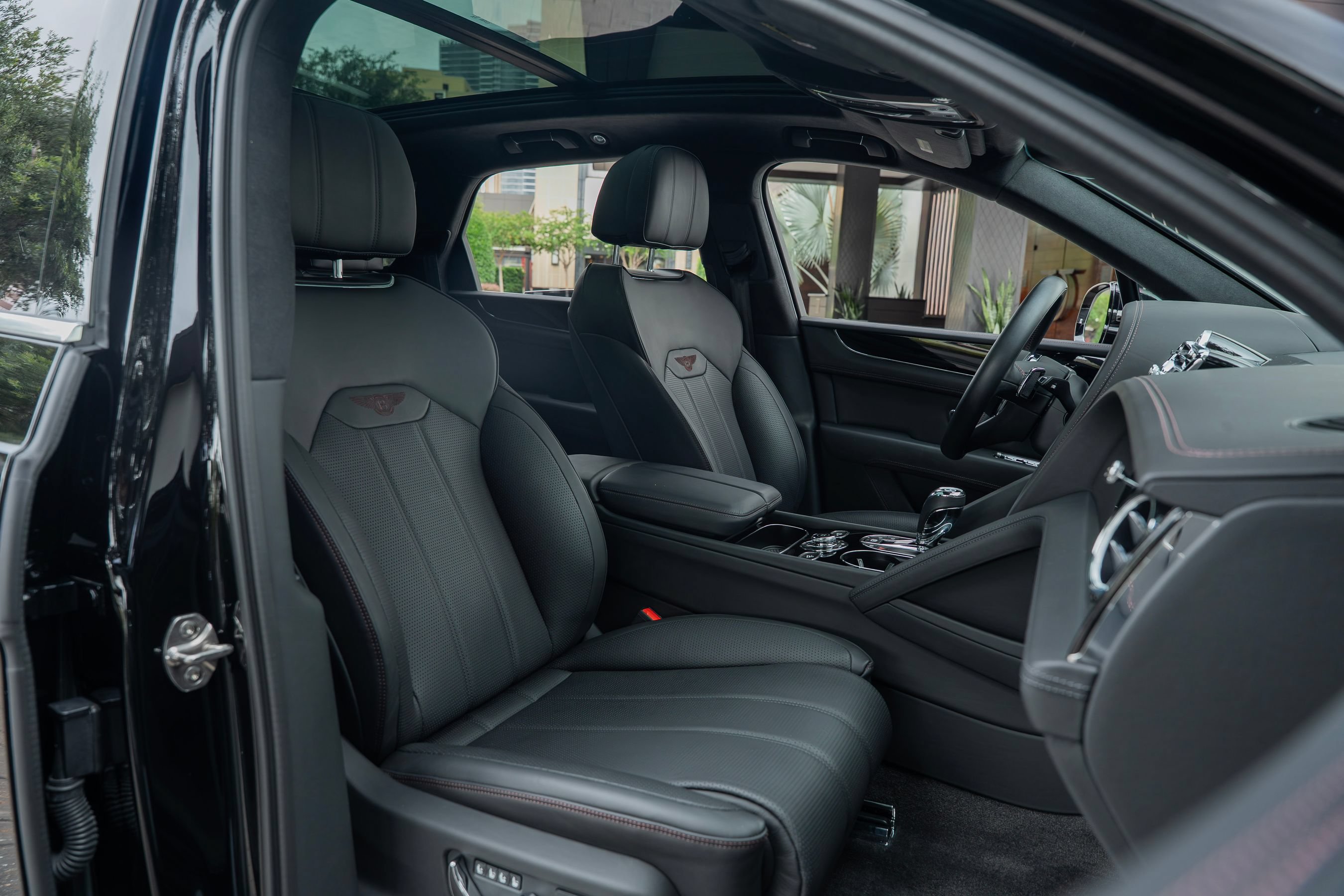 Certified 2024 Bentley Bentayga Plug-In Hybrid AWD/4WD image 20