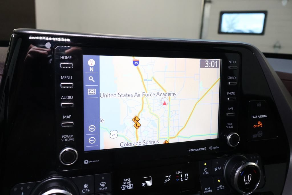 Used 2021 Toyota Highlander XLE AWD/4WD image 29