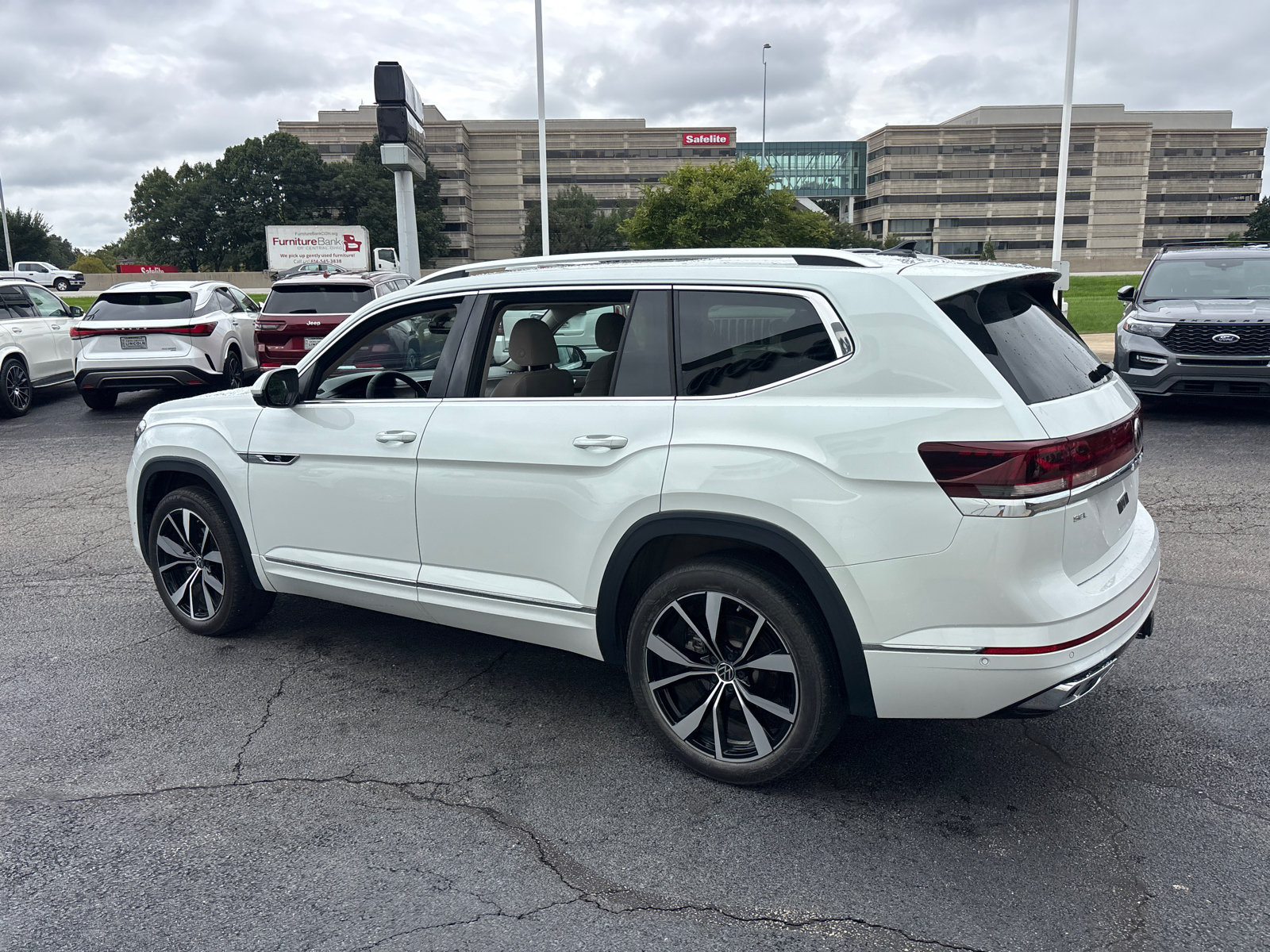 Used 2025 Volkswagen Atlas SEL Premium R-Line AWD/4WD image 5