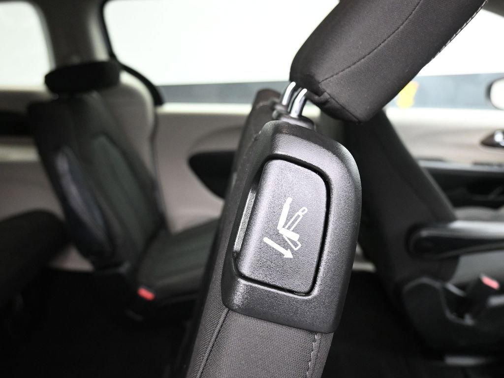 Used 2023 Chrysler Voyager LX image 46