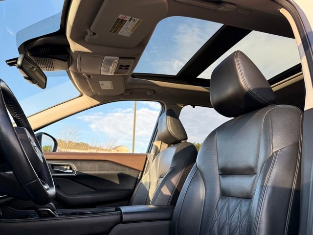 Used 2022 Nissan Rogue Platinum w/ Head-Up Display Package image 24