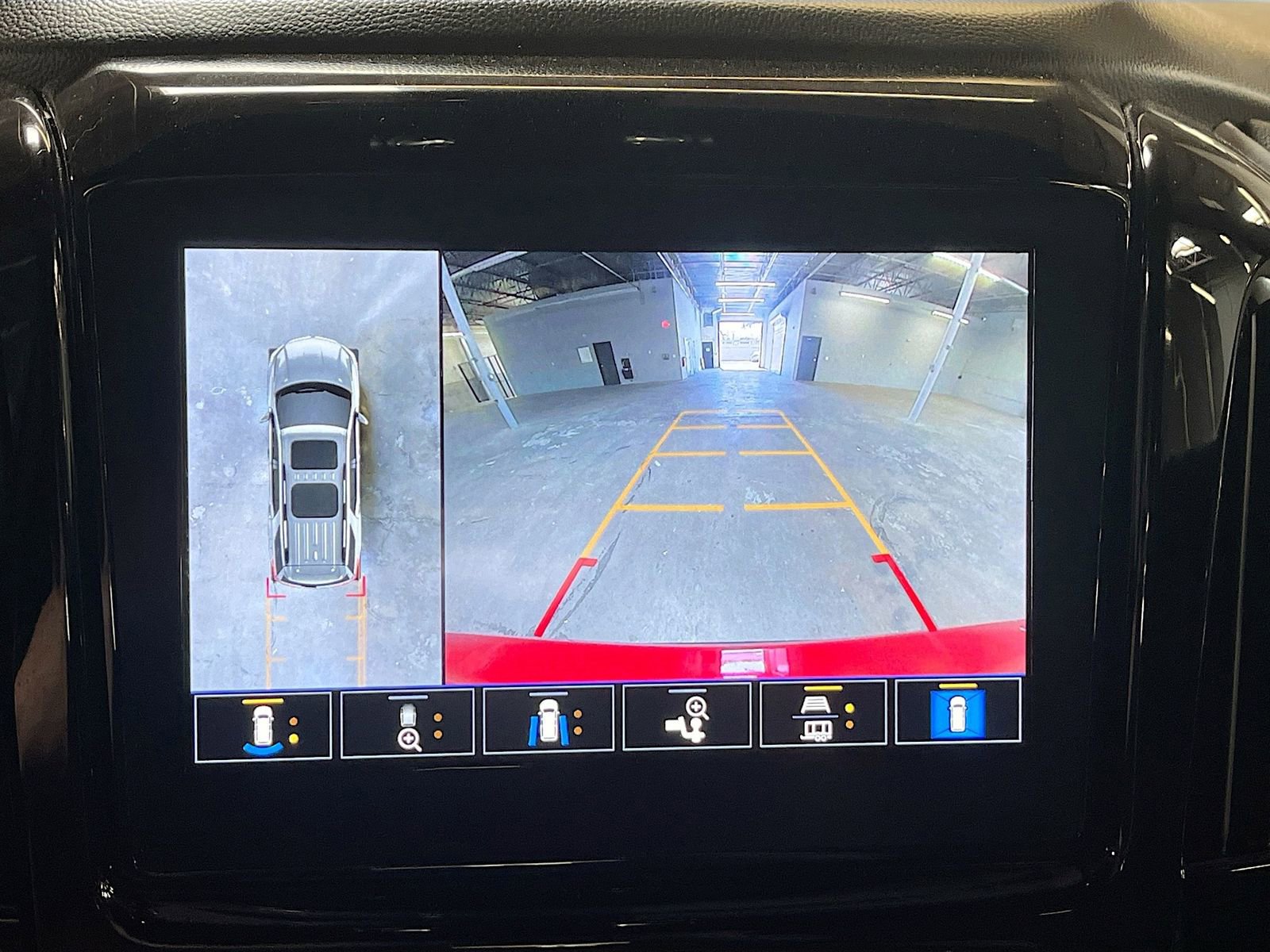 Used 2023 Chevrolet Traverse LT w/ Rear Camera Mirror Package image 13