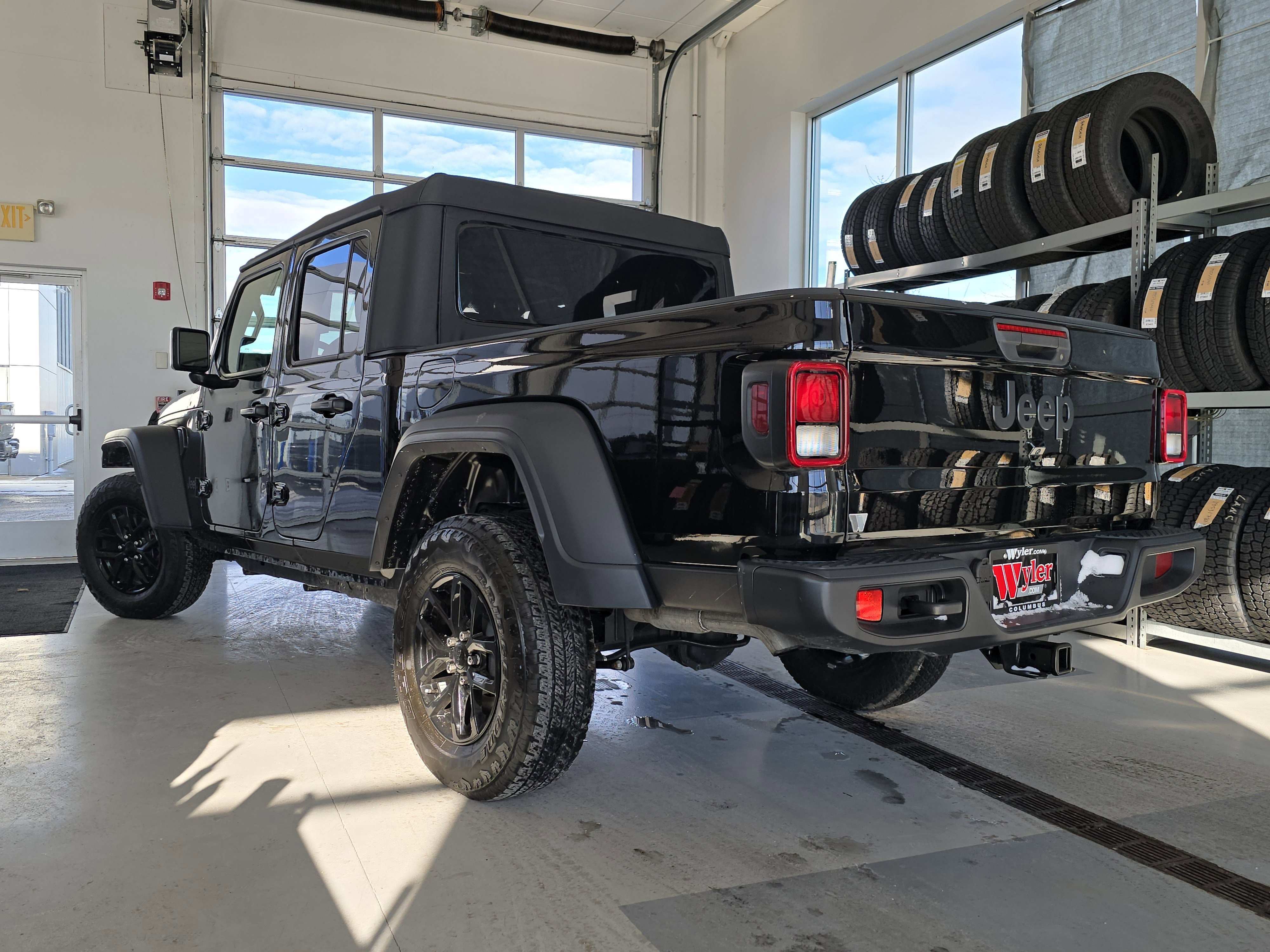 Used 2023 Jeep Gladiator Sport image 13