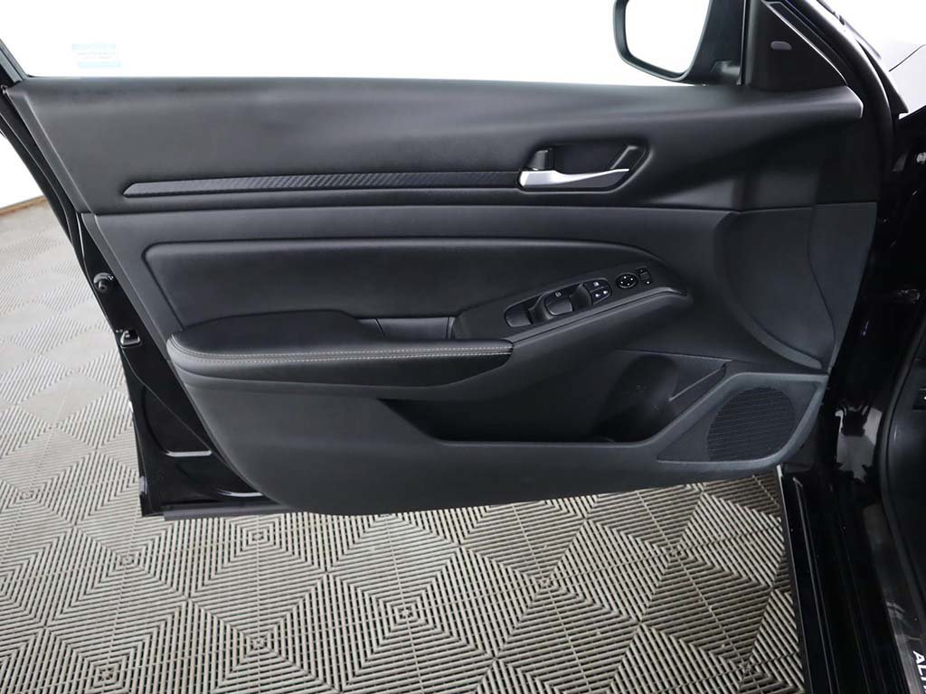 Used 2024 Nissan Altima 2.5 SV AWD/4WD image 19