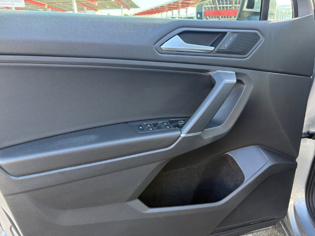 Used 2020 Volkswagen Tiguan SE FWD image 13