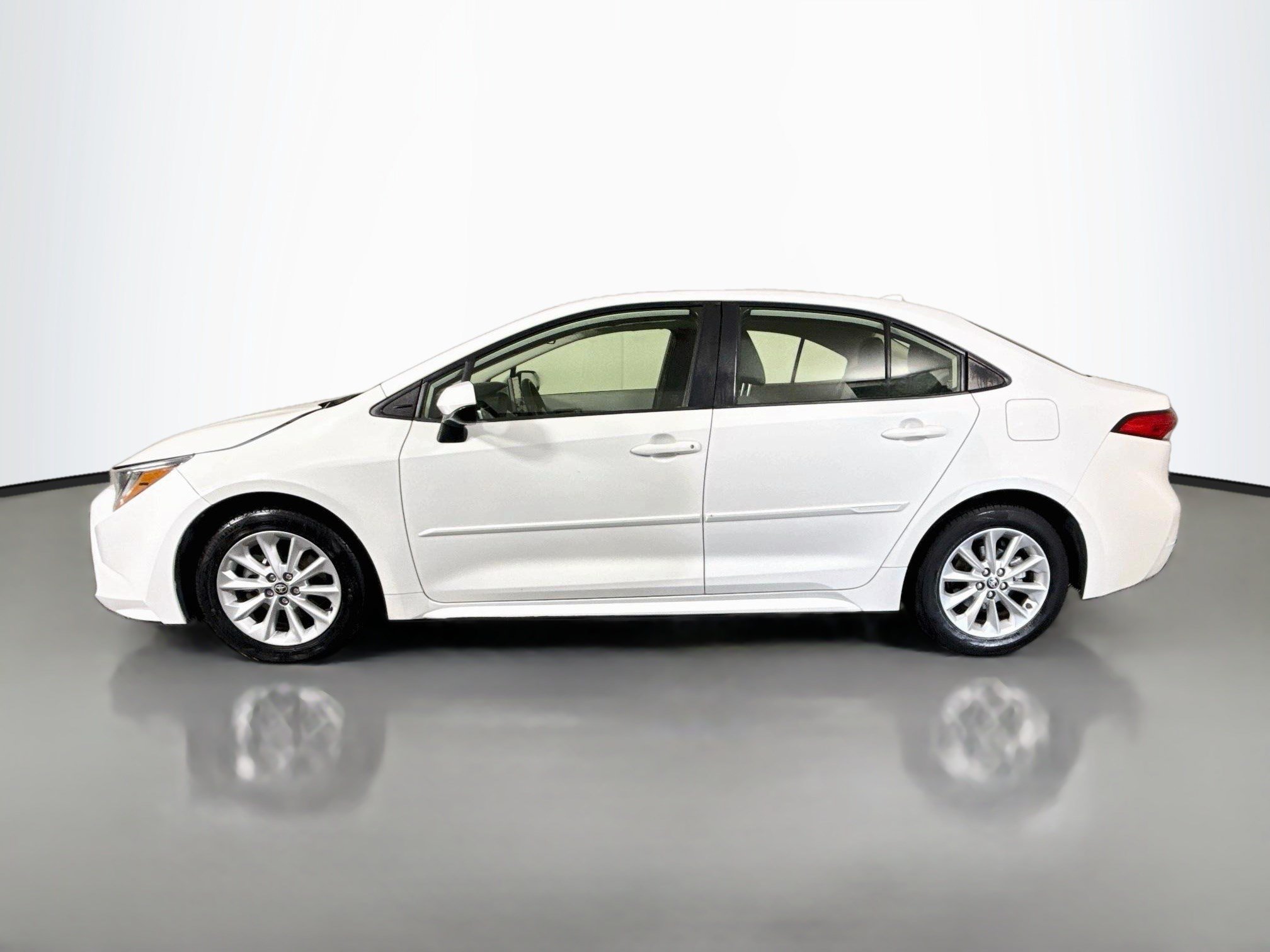 Used 2021 Toyota Corolla LE w/ LE Convenience Package FWD image 6