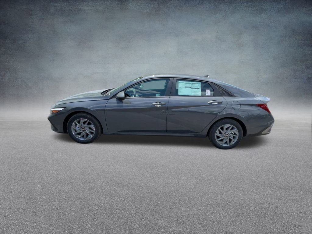 Used 2025 Hyundai Elantra Blue image 14